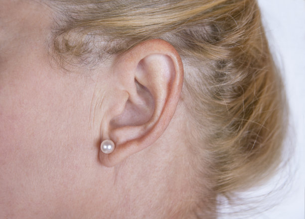 成熟的女人戴耳环，金发图片下载