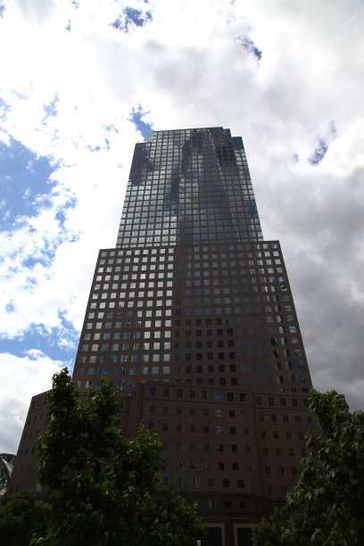 2018年6月16日，美国纽约:现代大厦位于美国纽约，靠近世贸一号大楼图片下载