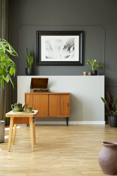 老式橱柜，咖啡桌，壶和杯子，在客厅的灰色墙壁上画。真实的照片图片下载