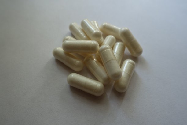 膳食补充剂白色胶囊中性背景图片下载