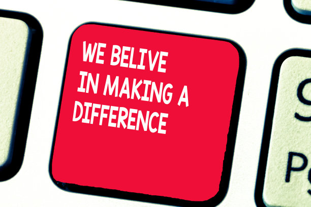 概念性的手写表明我们相信改变世界。商业图片文字，改善和触摸生活的方式图片下载