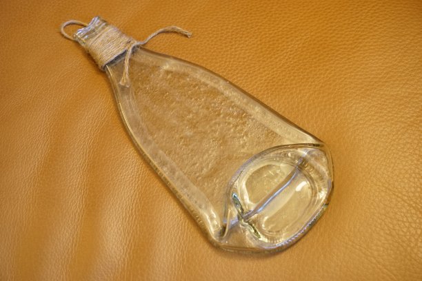 熔化的玻璃瓶和卷绳图片下载