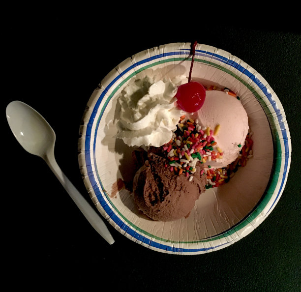 纸碗和塑料勺装冰淇淋圣代图片下载