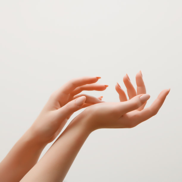 近距离的图像美丽的女人的手与浅粉红色的指甲。手部皮肤护理，修甲美容。优雅优雅的手，纤细优雅的手指图片下载