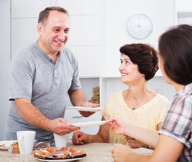 准备午餐的人图片下载