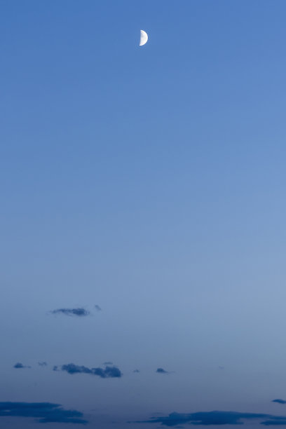 半月形的背景映衬着深蓝色的天空和乌云，抽象的背景图片下载