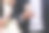 在婚宴上，一名时尚男子手持伏特加酒杯敬酒。公司商人在户外聚会上喝酒庆祝。圣诞大餐图片下载