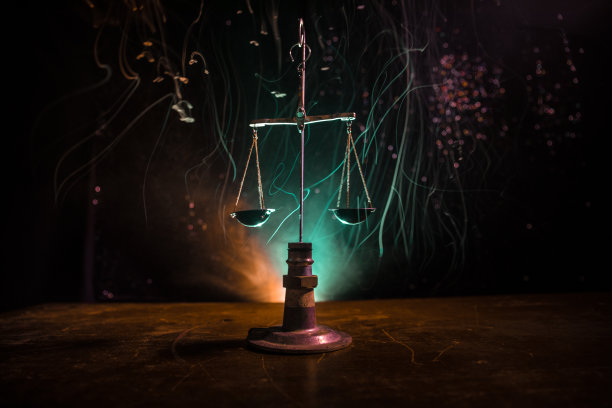 正义尺度与黑暗色调的雾背景。正义的概念。规模是正义的象征图片下载