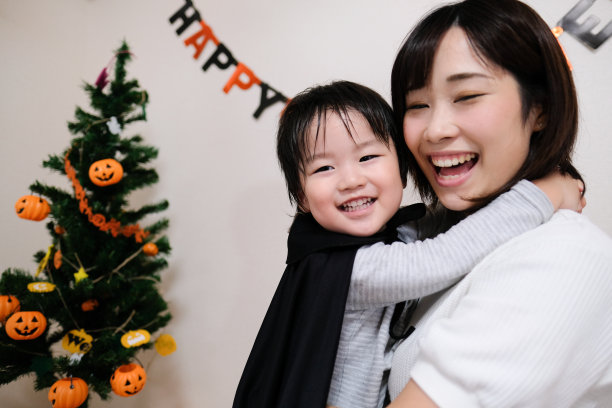 母亲和孩子享受万圣节派对图片下载