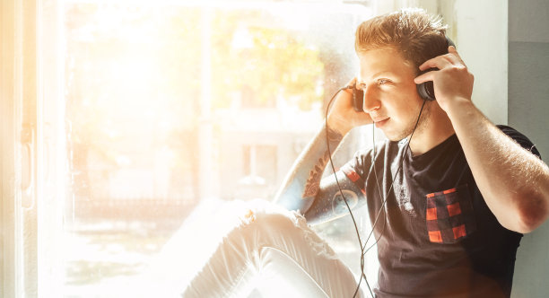 坐在窗台上听音乐的少年图片下载