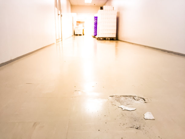工厂地板开裂，建筑物残破，走廊破损图片下载