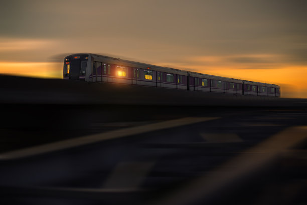 天空列车的剪影在曼谷市中心运行的运动模糊。空铁是晚上高峰时段最快的交通方式。图片下载