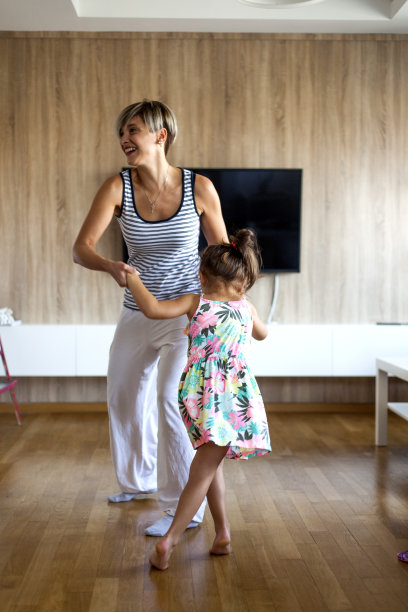 母亲和女儿跳舞图片下载