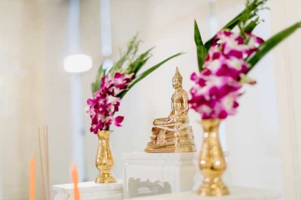 婚礼厅里的一套祭坛桌。在佛礼开始前，放置佛像供祈祷和崇拜之用。图片下载