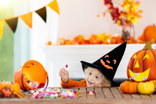 孩子们穿着女巫服装在万圣节不给糖就捣蛋图片下载