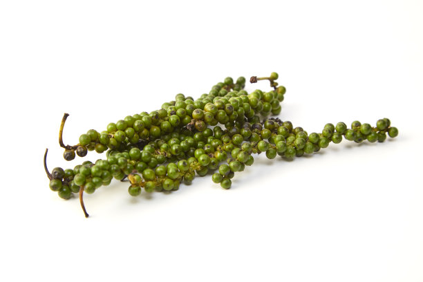 白色背景上的新鲜青椒图片下载