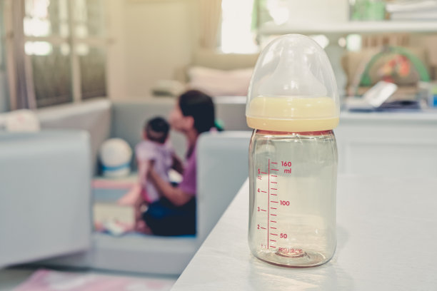 靠近奶瓶与婴儿的背景。图片下载