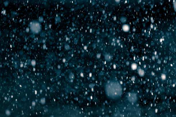 雪花映衬着黑色的背景。图片下载