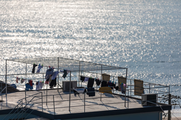 在海边的屋顶上晒衣服图片下载