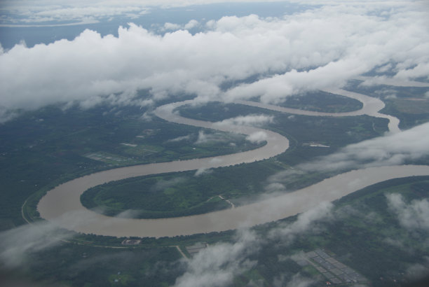 从飞机上看蜿蜒的河流图片下载