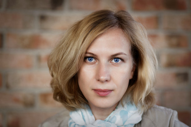 一个年轻女子的特写肖像，背景模糊。图片下载