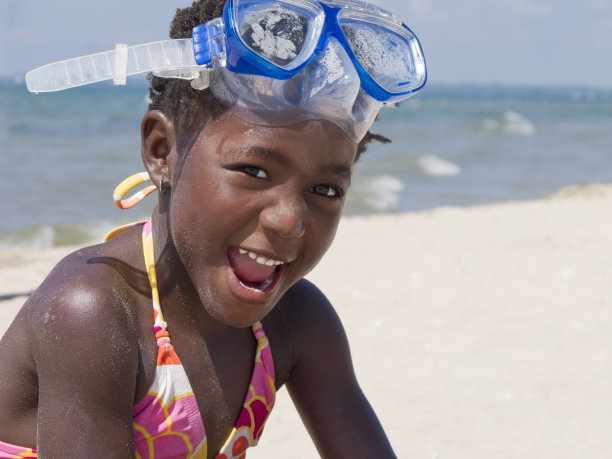 顽皮的孩子戴着潜水面罩在海滩上图片下载