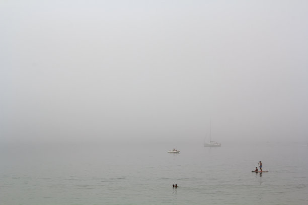 在有雾的日子在水中活动图片下载