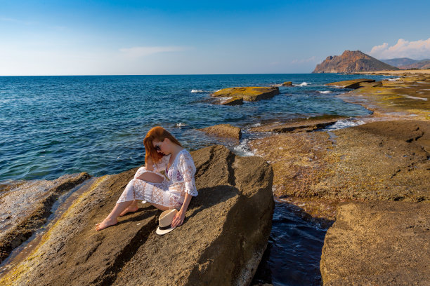 Koru海滩上的女人图片下载