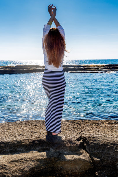 Koru海滩上的女人图片下载