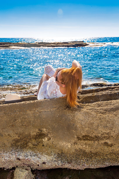 Koru海滩上的女人图片下载