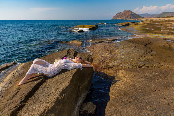 Koru海滩上的女人图片下载