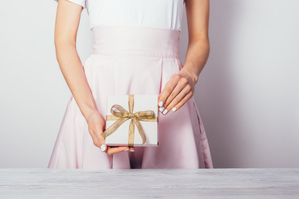 年轻苗条的女子站在白色的背景上图片下载