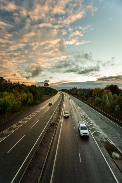 白色的重型卡车图片下载