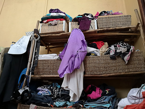 凌乱的衣柜和不整洁图片下载