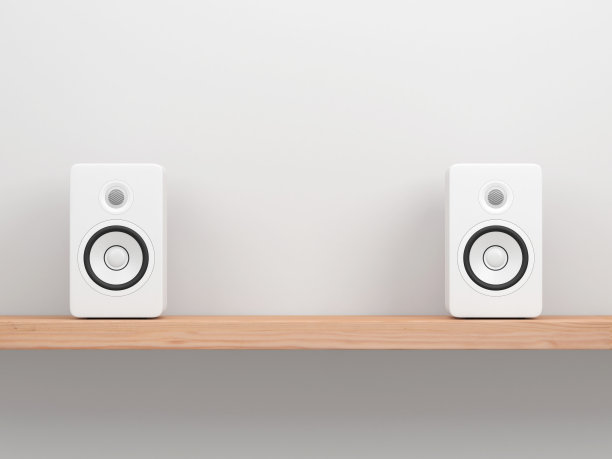 架子上的白色2路高保真扬声器图片下载