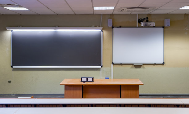 教室的观点与黑板和白板交互式LIM图片下载