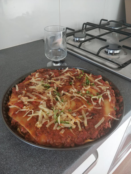 家里厨房里自制的意大利腊肠千层面图片下载