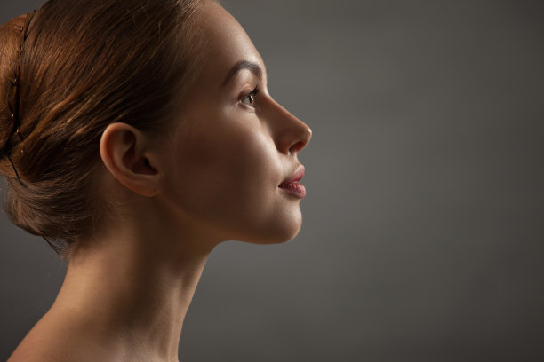 一个迷人的18岁女人的画室肖像图片下载