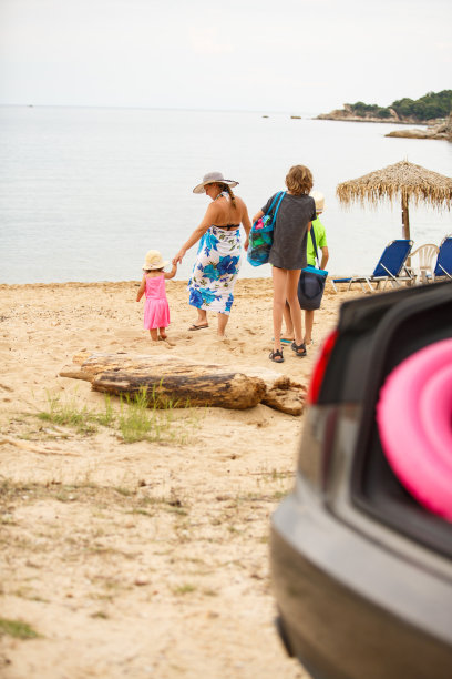 一家人来到海滩图片下载