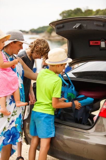 家庭包装车为一条路图片下载