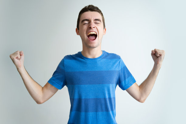 快乐英俊的男人尖叫着挥舞着拳头图片下载