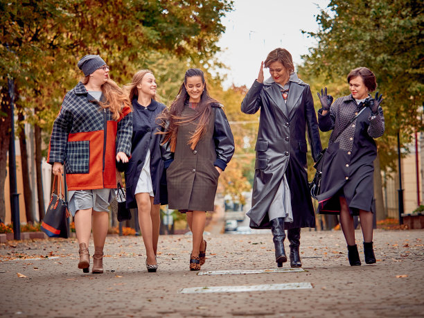 城里跳舞的女孩。图片下载