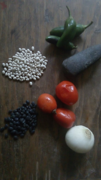 豆子，辣椒，西红柿放在木桌上图片下载