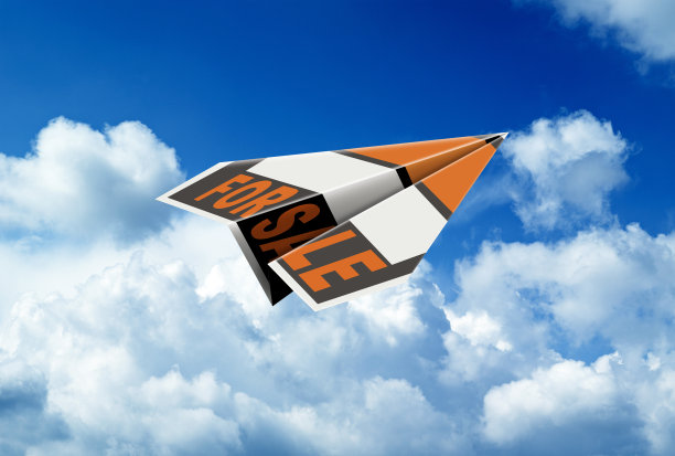 在乌云密布的天空下，飞着卖着字的纸飞机图片下载