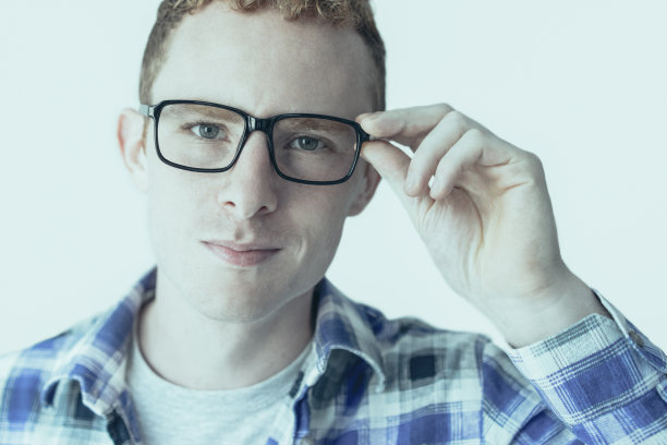 内容的特写红发年轻男子戴眼镜图片下载