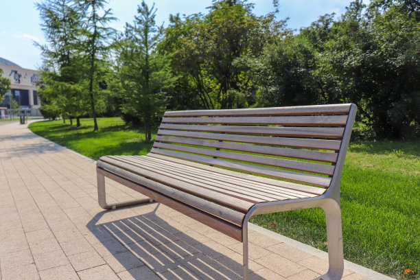 城市公园里的一条木制长椅。图片下载