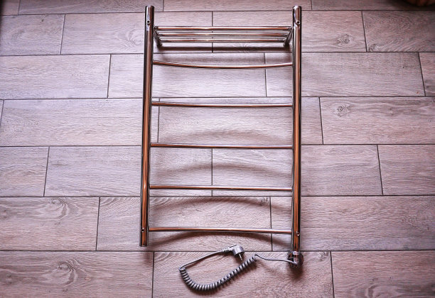 电热毛巾架到浴室图片下载