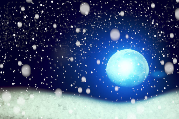 满月从覆盖着新雪的冬季山谷升起。圣诞节的晚上。这张照片的元素是由美国宇航局提供的图片下载