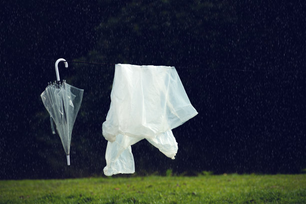 伞和雨衣挂在吊带在雨天图片下载