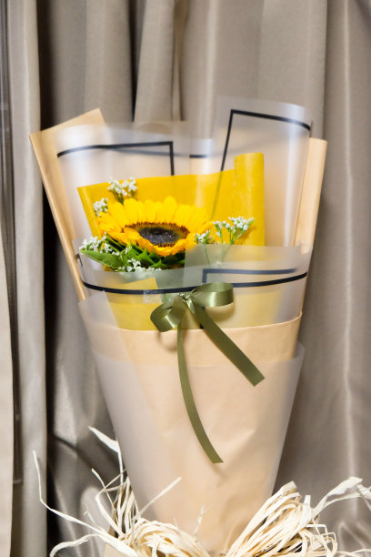 一束带有灰色背景的向日葵的特写图片下载